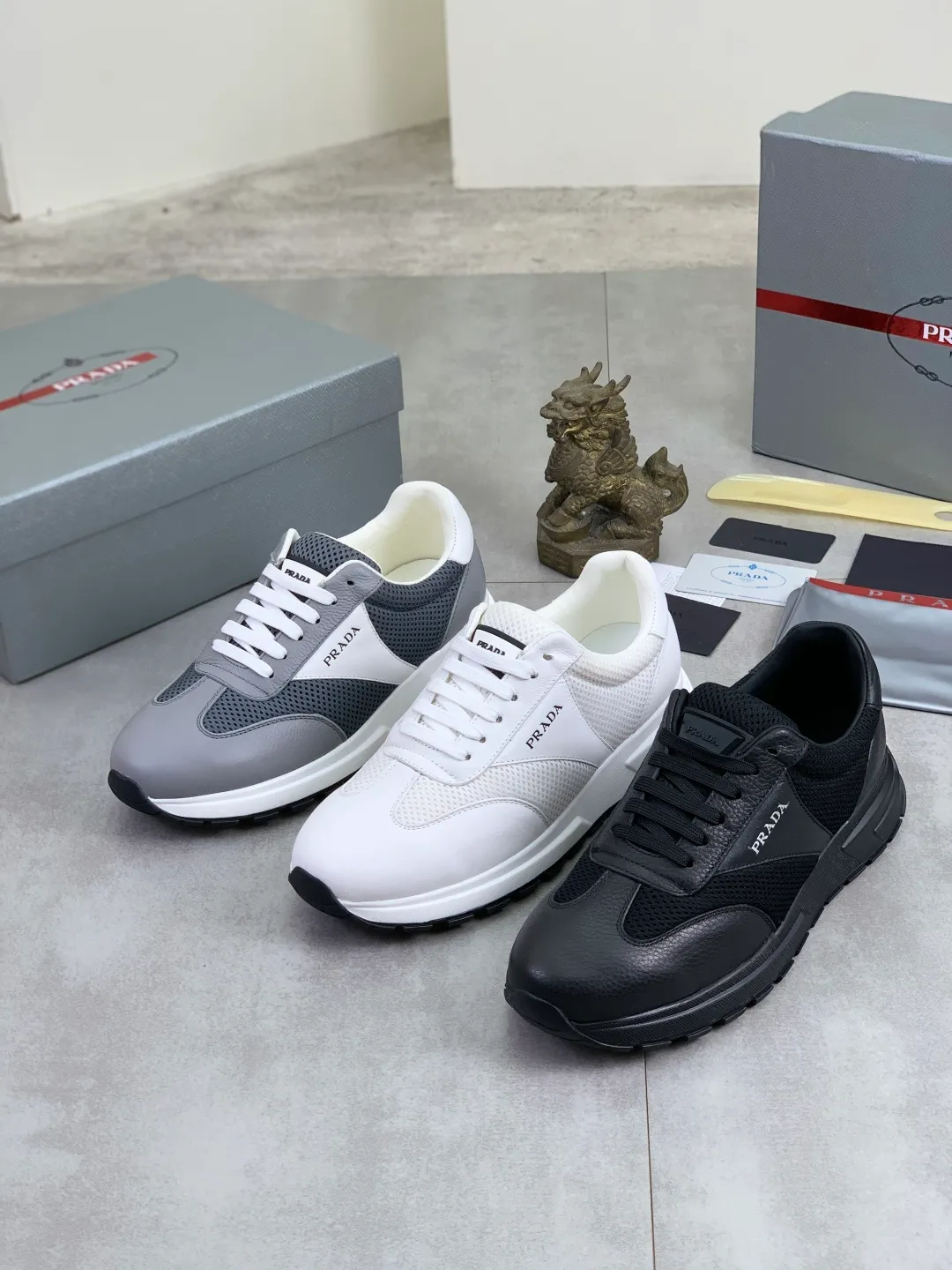 Men's Men's Shoes 💰P560 💰【New Style】 The latest model of high-quality PRADA classic men's shoes has been launched on the official website at a 1:1 replica, synchronized in Hong Kong and on the same catwalk; all made of calfskin➕imported cowhide lining, 🍡🍡original rubber outsole, non-slip and wear-resistant; comfortable on the feet, attractive style, fine workmanship, and simple and neat shoe lasts, highlighting a man's courage and toughness, 👍size 38 to 44 (45 can be customized) black White color🉑️choose